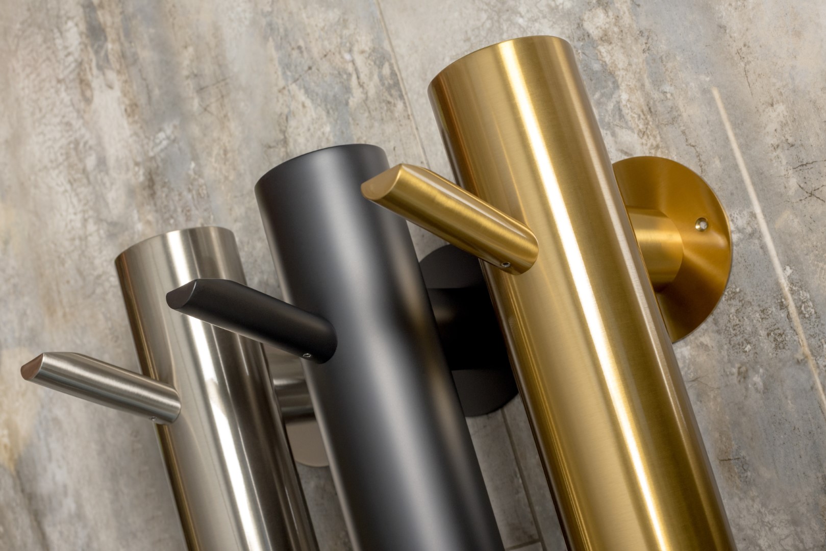 Фото Полотенцесушитель Boheme OAK 724-B электрический, черный матовый  h150х20 см