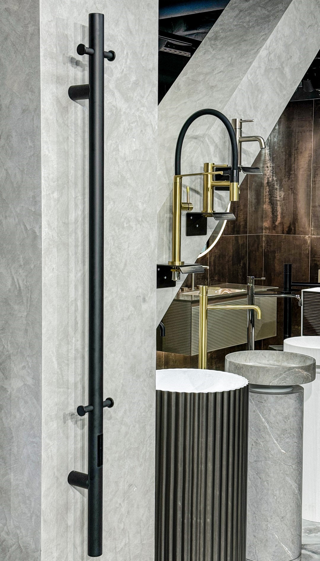 Фото Полотенцесушитель Boheme Uno 726-B электрический, черный матовый h150х12 см