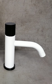 Фото Смеситель для раковины Boheme Stick 121-WB белый глянец/черный глянец
